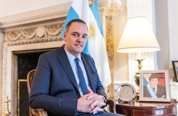 Adorni con Forbes en NY: “Si pudiera volver atrás, evidentemente mi mujer no se hubiera subido al avión”