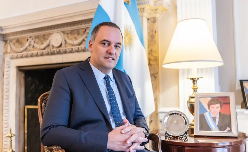 Adorni con Forbes en NY: “Si pudiera volver atrás, evidentemente mi mujer no se hubiera subido al avión”