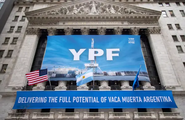 Caso YPF: La Justicia de EE.UU. falla a favor de la Argentina y suspende todas las demandas