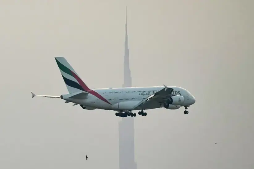 Un avión de pasajeros Airbus A380 de Emirates se prepara para aterrizar en el Aeropuerto Internacional de Dubái el 8 de marzo de 2026.