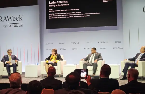 El Gobierno descarta una baja de impuestos para contener el aumento de la nafta