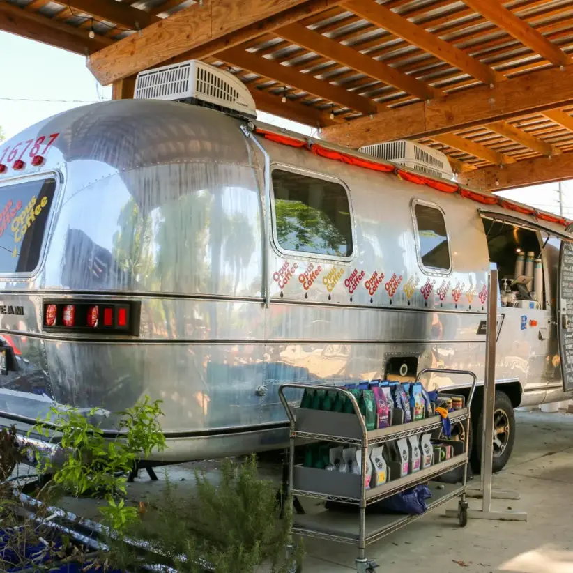 La caravana Airstream de estilo retro de Opus Coffee es un punto de referencia popular en Gainesville, Florida, para los amantes del café.