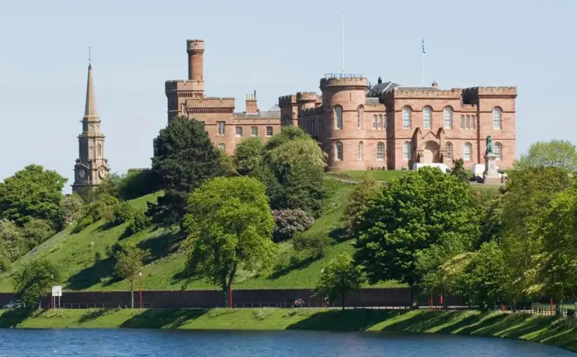 El Castillo de Inverness, con vista al río Ness en el centro de Inverness, Tierras Altas de Escocia. (Getty)