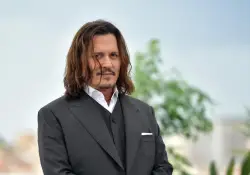 Johnny Depp apuesta al ron y lanza una botella premium inspirada en su amor por el Caribe