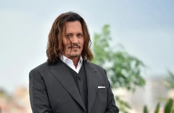 Johnny Depp apuesta al ron y lanza una botella premium inspirada en su amor por el Caribe