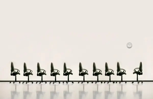 El fin del primer escalón: por qué la IA y el diseño obsoleto están dejando fuera del mercado laboral al 42% de los graduados