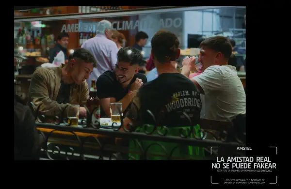 Amstel celebra la amistad real con una campaña sin filtros ni guiones