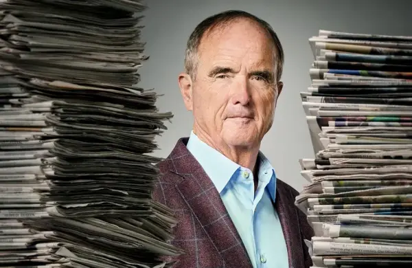 Quién es el multimillonario que quiere salvar el negocio de los diarios en plena era digital