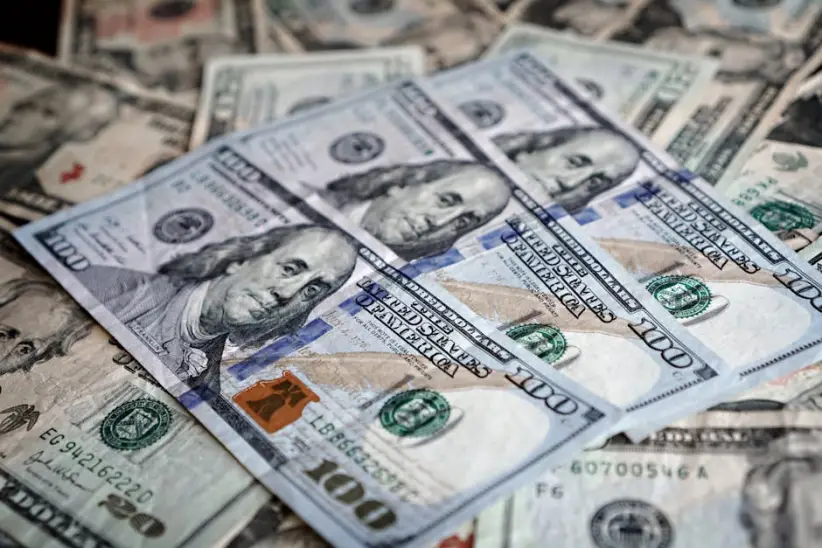 Primer plano de varios billetes de dólares estadounidenses que resaltan las finanzas y la economía.