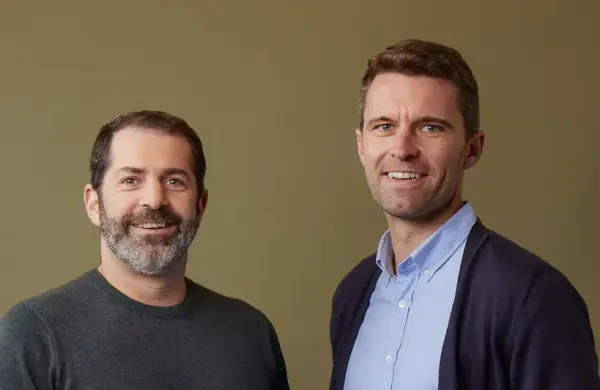 Vendían calzados, enamoraron a Silicon Valley y ahora se reconvierten en empresa de IA: sus acciones saltan más de 800%