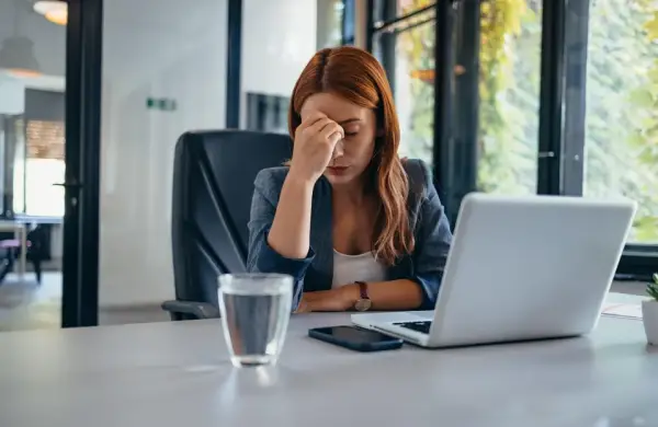 Cómo la incertidumbre en el trabajo alimenta el síndrome del impostor y qué hacer si te sentís así