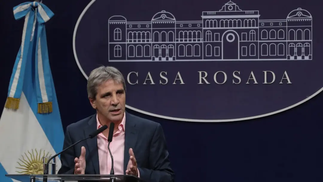 Luis Caputo (SE PUEDE USAR) - [argentina.gob.ar Gobierno argentino], CC BY 4.0 <https://creativecommons.org/licenses/by/4.0>, via Wikimedia Commons