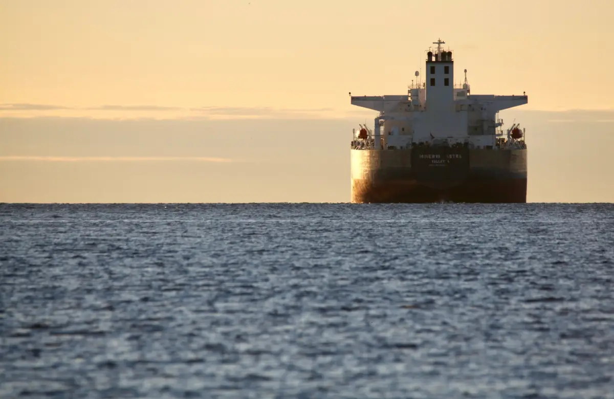 Irán afirma que el bloqueo de sus puertos tendrá consecuencias y el petróleo vuelve a subir 