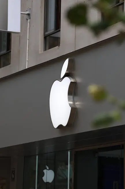 Primer plano del exterior de la tienda Apple, con el logotipo iluminado en un lugar destacado.