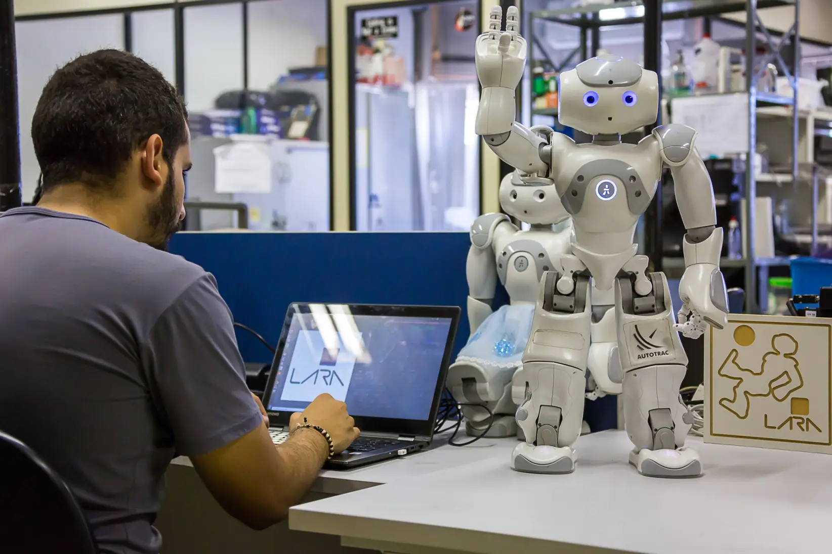 Robótica - SE PUEDE USAR - (Foto: Universidade de Brasilia de Brasilia, Brasil, CC BY 2.0 <https://creativecommons.org/licenses/by/2.0>, via Wikimedia