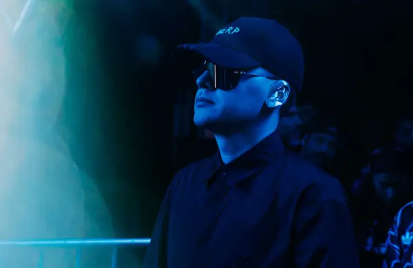 Bizarrap incursiona en el mundo de los negocios como Innovation Partner de una marca sueca de auriculares que se vende en Argentina