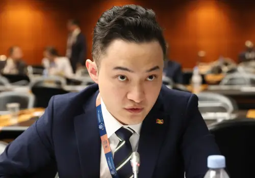 Quién es el multimillonario crypto Justin Sun, que ahora lleva a la Justicia a la empresa de los Trump