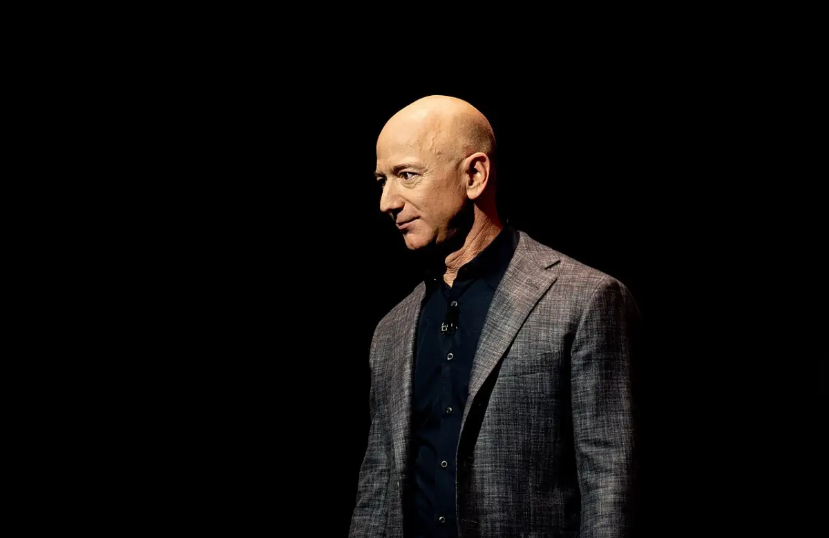 Una puerta, una silla vacía y una lección de management: cómo Jeff Bezos construyó la cultura de Amazon