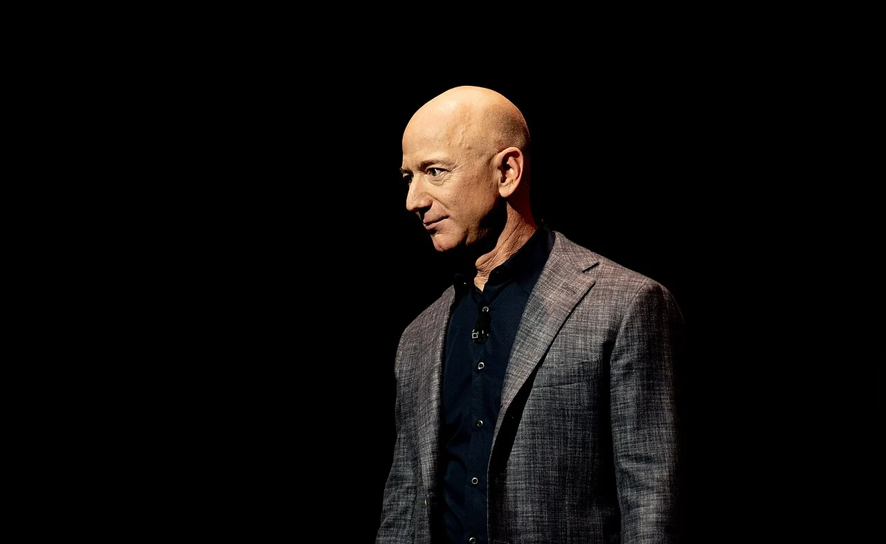 Una puerta, una silla vacía y una lección de management: cómo Jeff Bezos construyó la cultura de Amazon