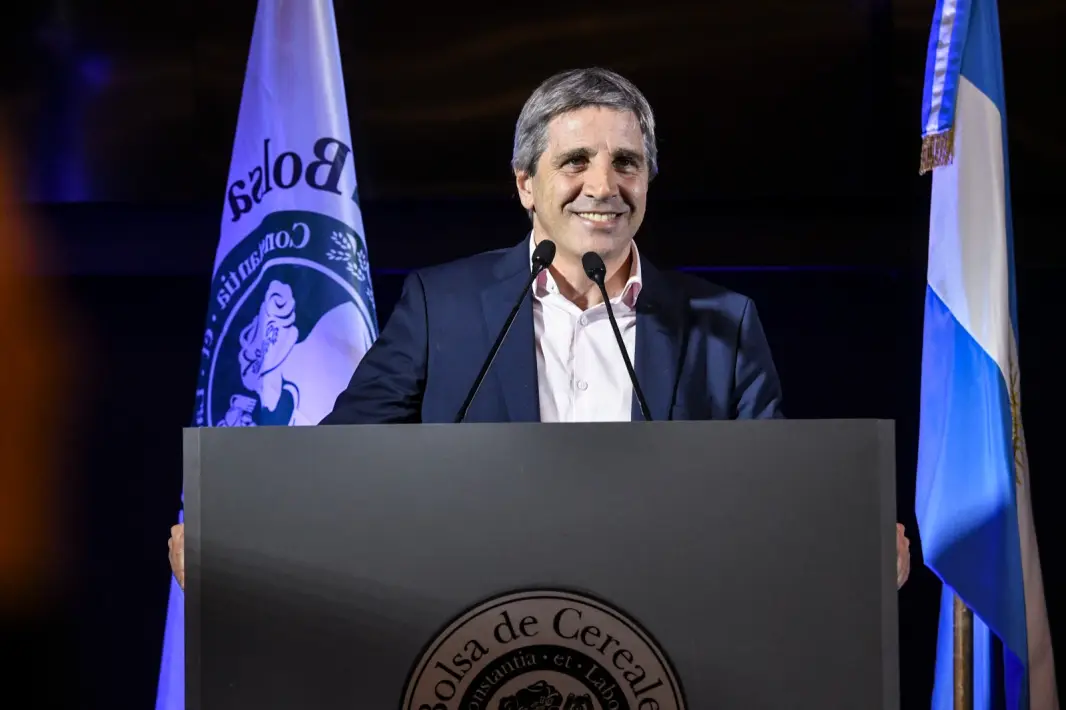 Luis Caputo - SE PUEDE USAR - (Foto: Argentina.gob.ar, CC BY 4.0 <https://creativecommons.org/licenses/by/4.0>, via Wikimedia Commons)