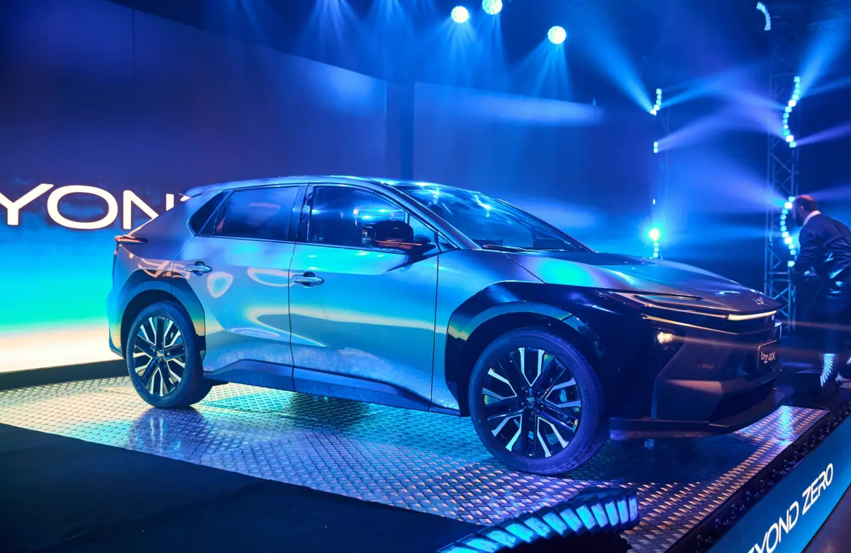 Llegó a Uruguay el primer auto eléctrico japonés: Toyota presentó el bZ4X