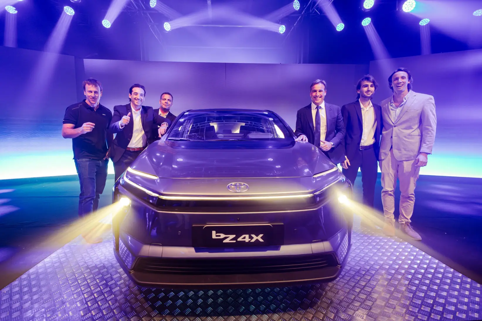 Parte del equipo de Ayax junto al Toyota bZ4X