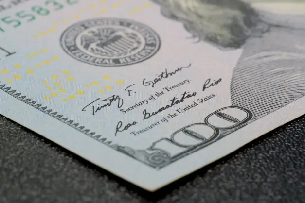 Primer plano de alta resolución de un billete de cien dólares que muestra intrincadas características de seguridad. (Foto: Pexels)