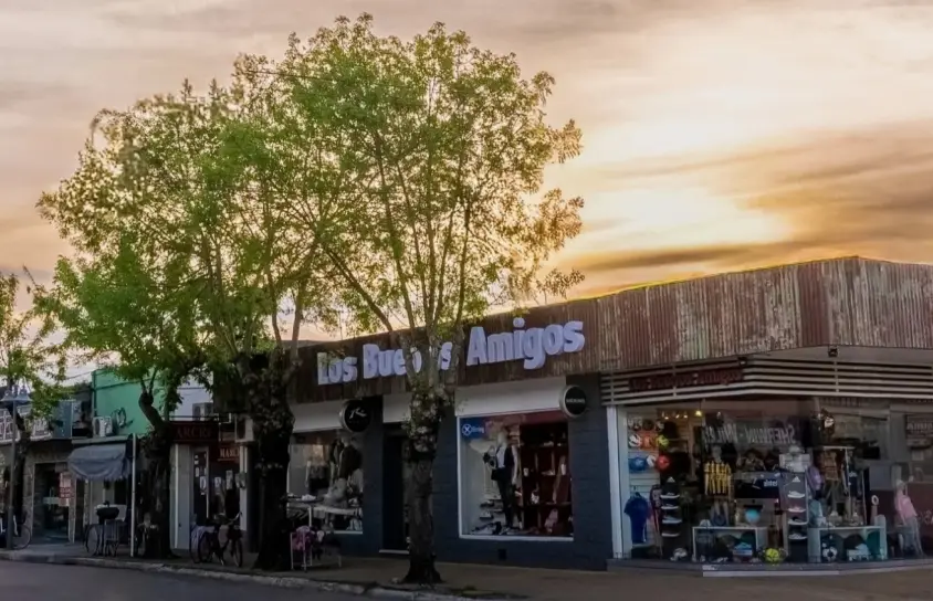 Los buenos amigos, una esquina en Libertad, Uruguay.