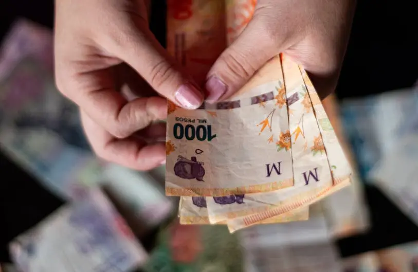 ¿Adiós al efectivo? Menos billetes en la calle pero más inversiones en pesos, otro raro fenómeno nuevo de la economía de Milei 