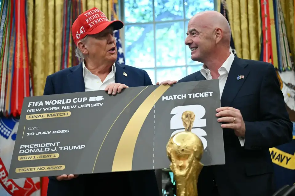 El presidente de la FIFA, Gianni Infantino entrega a Donald Trump una entrada para la final de la Copa Mundial