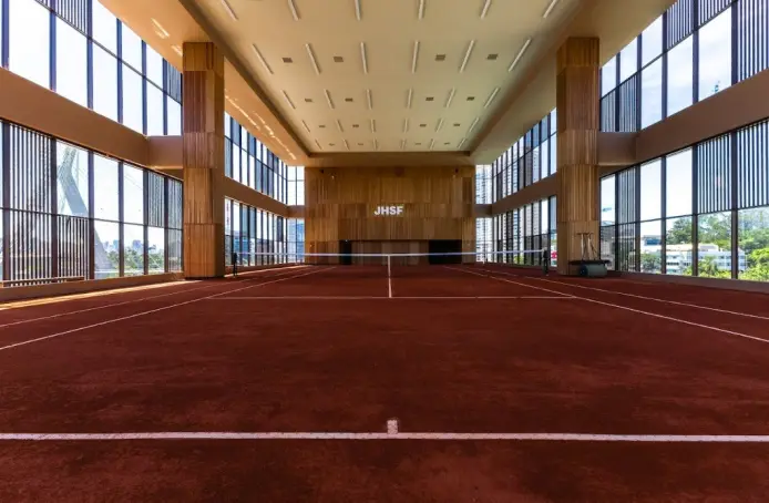 Una de las canchas de tenis bajo techo de estilo del Grupo JHSF.