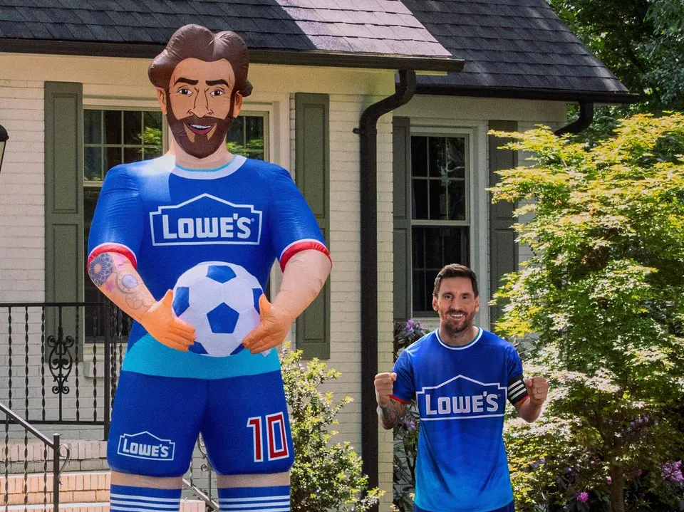 Messi Inflatable Por qué hay inflables de Messi en todos los jardines de Estados Unidos ...