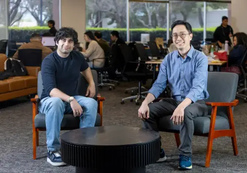 Tiene 22 años y su startup de US$ 320 millones quiere transformar con IA un mercado valuado en US$ 1,4 billones
