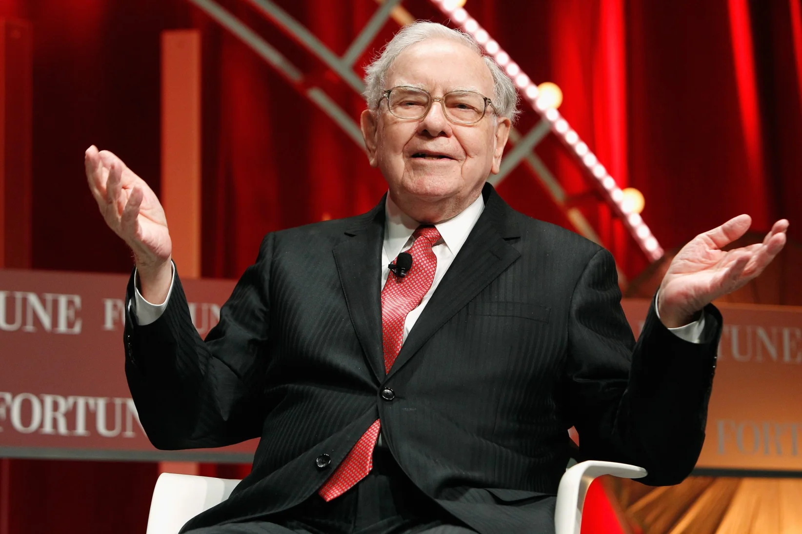 Warren Buffett renunció como director ejecutivo y nombró a Greg Abel como su reemplazo. - Paul Morigi/Getty Images para Fortune/Time Inc