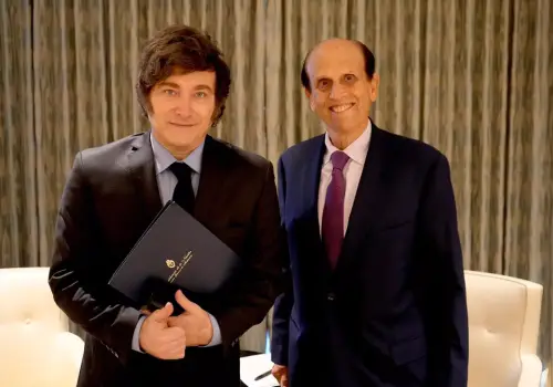 Quién es Michael Milken, el magnate de US$ 7.500 millones que recibe a Javier Milei en Estados Unidos