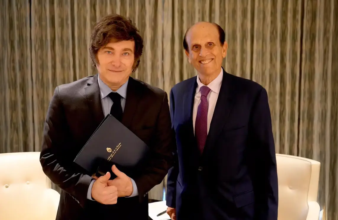 Quién es Michael Milken, el magnate de US$ 7.500 millones que recibe a Javier Milei en Estados Unidos