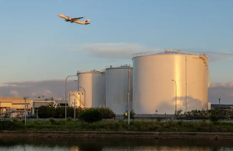 La escasez de combustible para aviones entra en “modo crisis”: anticipan más recortes de vuelos y tarifas más altas