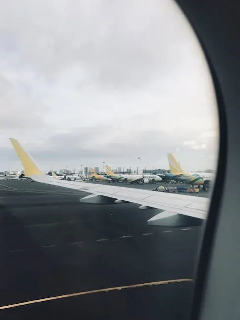 Vista aérea de aviones estacionados en el aeropuerto de Manila, capturada desde la ventana de un avión.