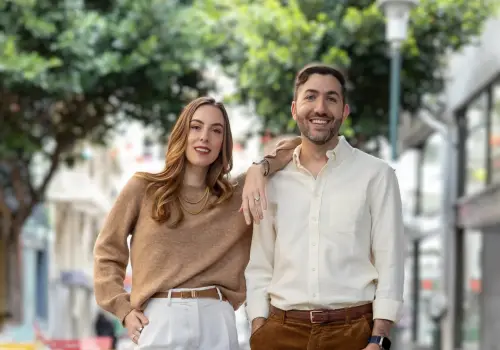 Reemplazan tareas de empleados por agentes de IA y su startup ya vale US$1300