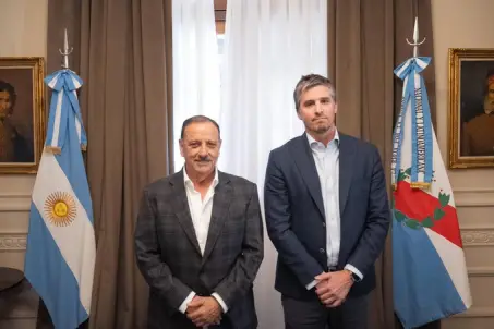 José Morea, Country Director de Vicuña, junto al gobernador Ricardo Quintela.