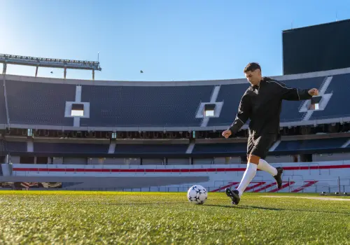 El Monumental abre sus puertas: cómo es la experiencia de dormir en la cancha de River y patear penales con un campeón del mundo