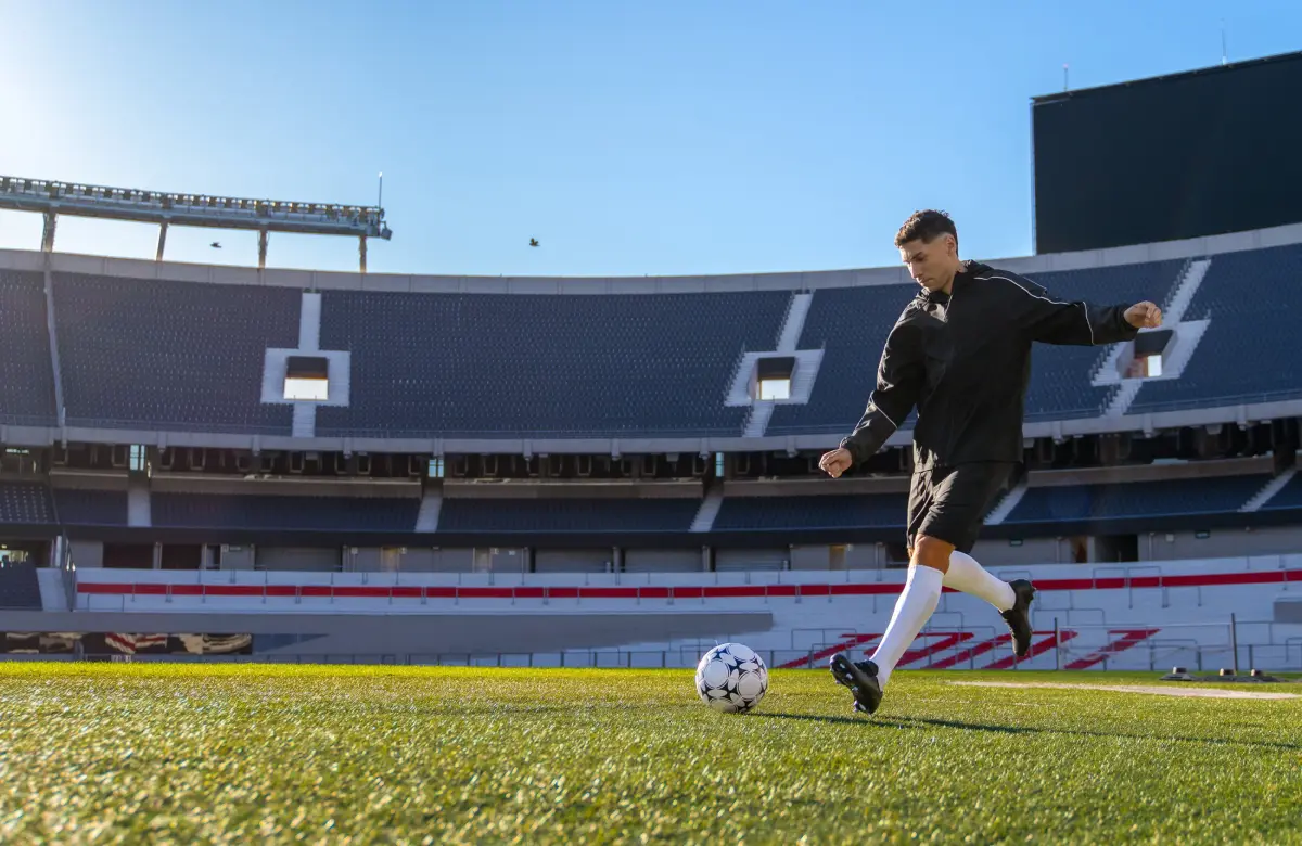 El Monumental abre sus puertas: cómo es la experiencia de dormir en la cancha de River y patear penales con un campeón del mundo