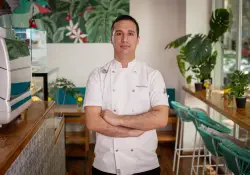 Trabajó como mozo durante 12 años, abrió su pastelería y conquistó a las celebrities con sus "Les Fruits" en el Martín Fierro de la Moda