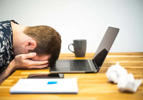 Liderazgo en alerta: el burnout afecta al 24% de los trabajadores y el nivel educativo polariza el bienestar