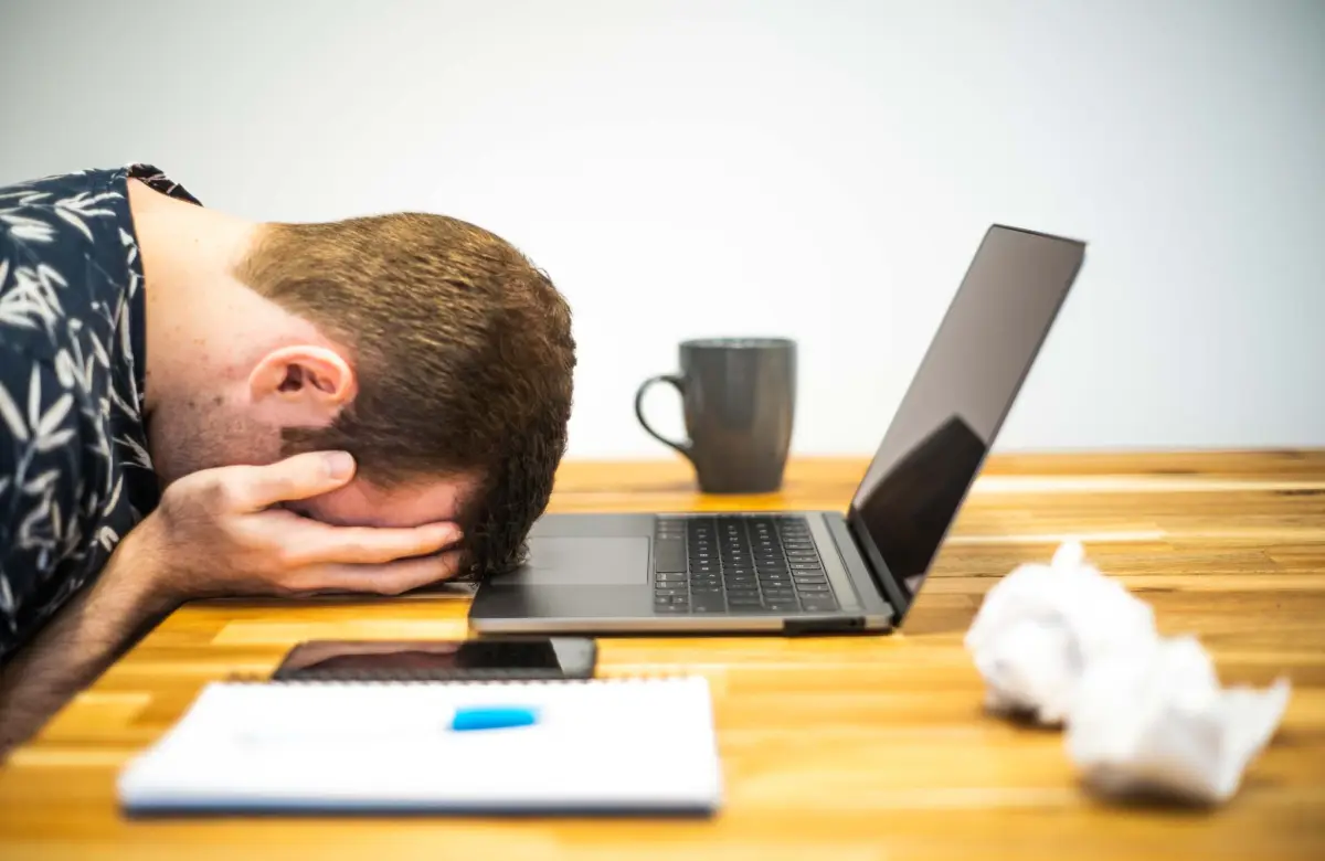 Liderazgo en alerta: el burnout afecta al 24% de los trabajadores y el nivel educativo polariza el bienestar