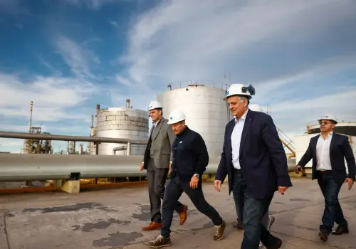 Avanza el proyecto de YPF para exportar combustible de aviación renovable por US$ 600 millones al año