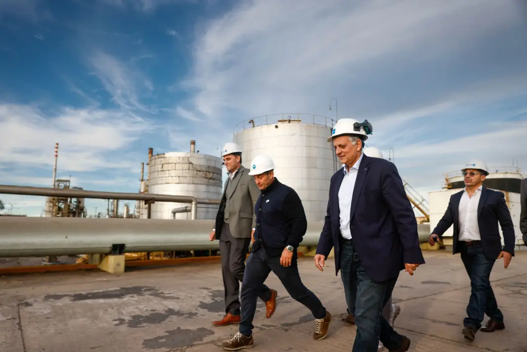 Horacio Marín en la obra de la refinería San Lorenzo