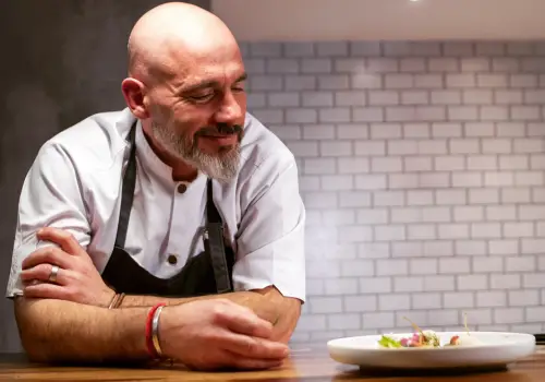 El menú de los Martín Fierro: quién es Emiliano Sabino, el chef detrás de la gran noche
