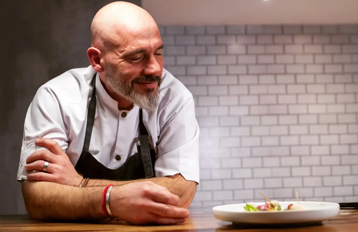 El menú de los Martín Fierro: quién es Emiliano Sabino, el chef detrás de la gran noche