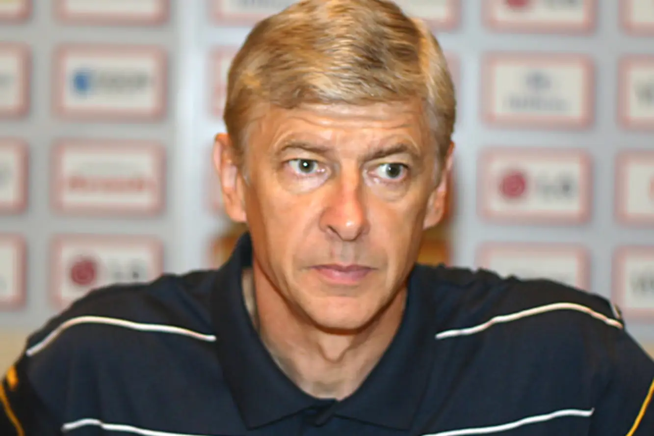 Arsene Wenger - SE PUEDE USAR - (Foto: http://www.postproduktie.nl, CC BY 2.5 <https://creativecommons.org/licenses/by/2.5>, via Wikimedia Commons)